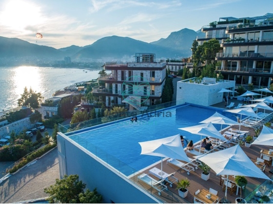 Sale of luxury apartments from 95m2 to 282m2 with swimmingpool, gym, 24-hour reception, garage, only 10m from the sea and fantastic sea view, close to Budva